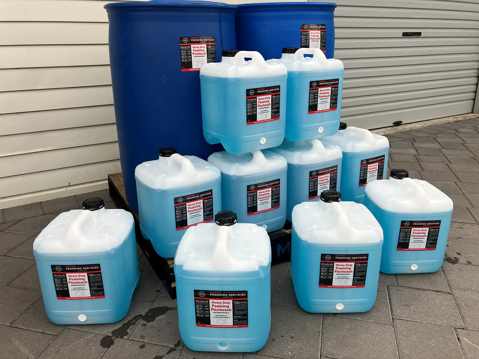 Fleet wash detergent solutions